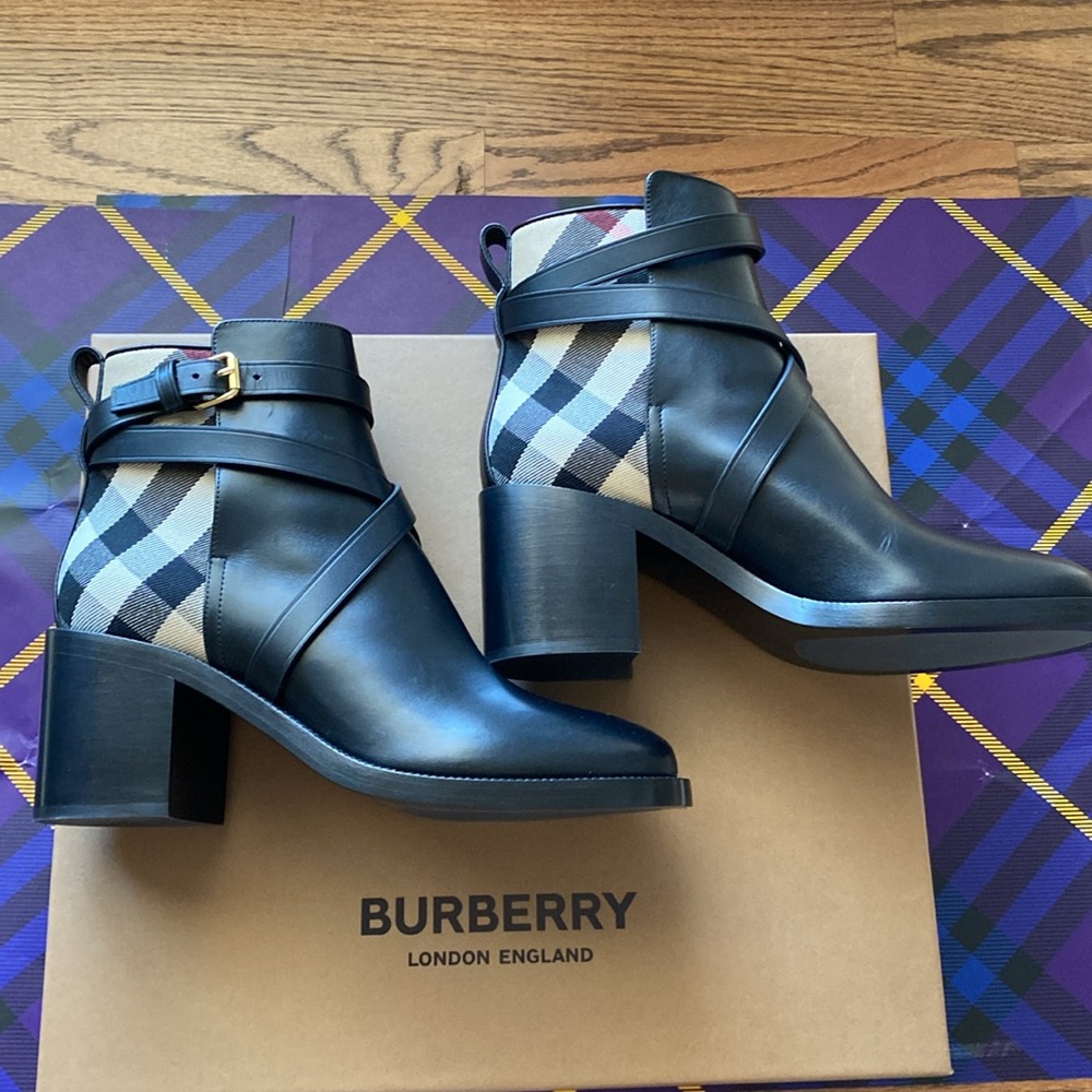 Burberry Boots. %100 Authentic. Barely Worn.